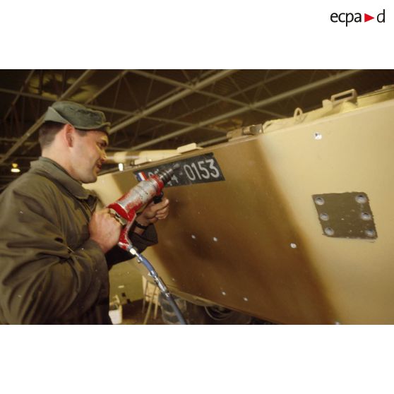 Des soldats du détachement matériel du GSL (groupement de soutien logistique) réalisent le surblindage d'un blindé de reconnaissance AMX-10 RC dans les environs de CRK (camp du roi Khaled).