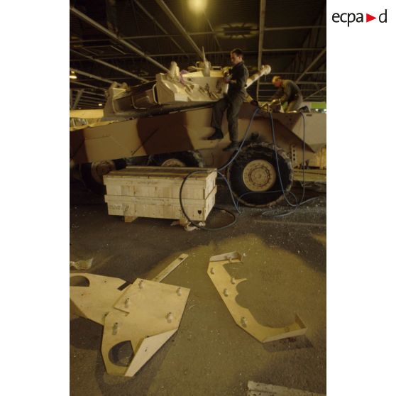 Des soldats du détachement matériel du GSL (groupement de soutien logistique) réalisent le surblindage d'un blindé de reconnaissance AMX-10 RC dans les environs de CRK (camp du roi Khaled).