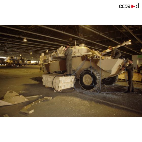 Des soldats du détachement matériel du GSL (groupement de soutien logistique) réalisent le surblindage d'un blindé de reconnaissance AMX-10 RC dans les environs de CRK (camp du roi Khaled).