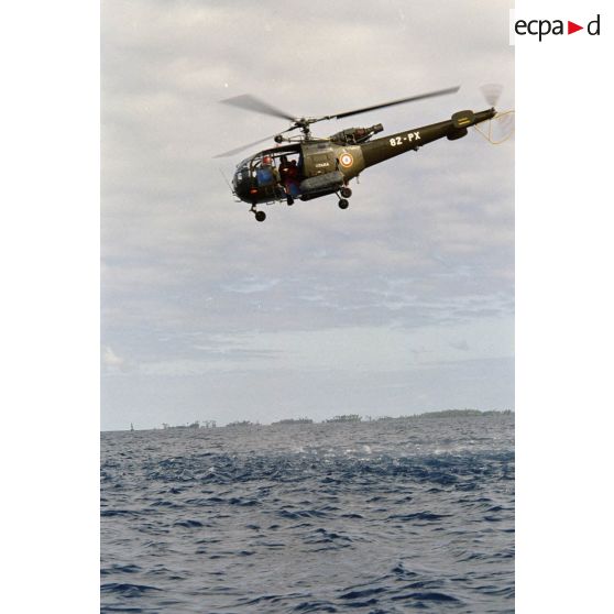 Exercice d'hélitreuillage dans le lagon depuis une alouette III de l'escadron de transport outre-mer (ETOM). [Description en cours]