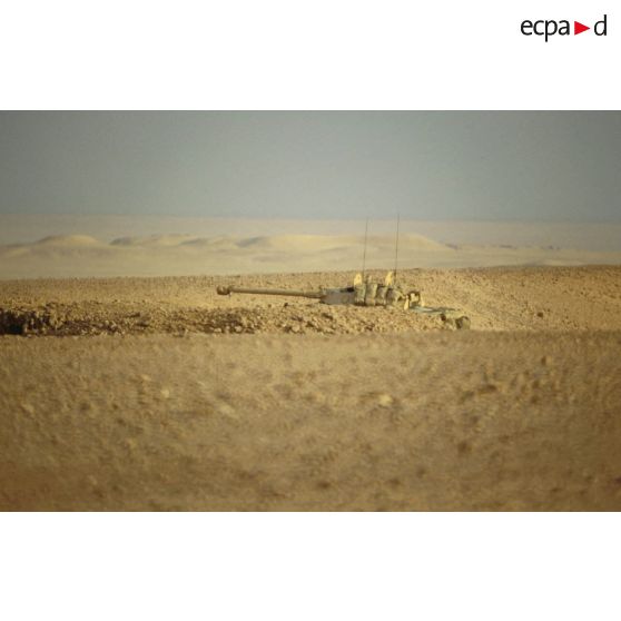 En ZDO (zone de déploiement opérationnel) Olive. Un blindé de reconnaissance AMX-10 RC du 1er RS (régiment de spahis) est posté en observation dans le désert dans les creux des dunes ne laissant dépasser que la tourelle.