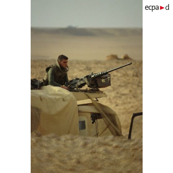 En ZDO (zone de déploiement opérationnel) Olive. Un soldat est en observation sur le toit d'un camion, derrière une mitrailleuse 12,7 mm.