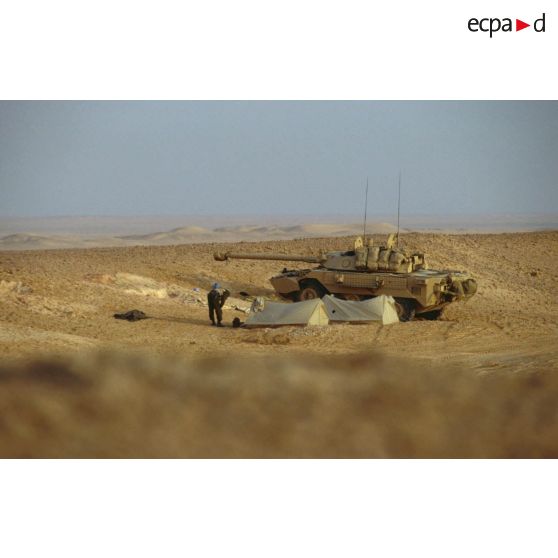 En ZDO (zone de déploiement opérationnel) Olive. Un blindé de reconnaissance AMX-10 RC du 1er RS (régiment de spahis) est posté en observation dans le désert au creux d'une dune.