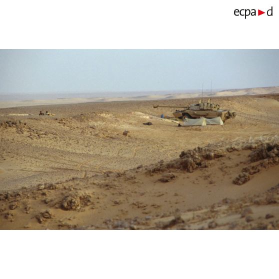 En ZDO (zone de déploiement opérationnel) Olive. Un blindé de reconnaissance AMX-10 RC du 1er RS (régiment de spahis) est posté en observation dans le désert au creux d'une dune.