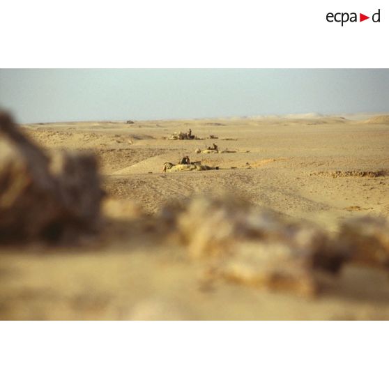 En ZDO (zone de déploiement opérationnel) Olive. Les blindés de reconnaissance AMX-10 RC du 1er RS (régiment de spahis) sont postés en observation dans le désert dans les creux des dunes et ne laissent dépasser que la tourelle.
