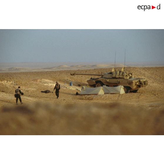 En ZDO (zone de déploiement opérationnel) Olive. Un blindé de reconnaissance AMX-10 RC du 1er RS (régiment de spahis) est posté en observation dans le désert au creux d'une dune.