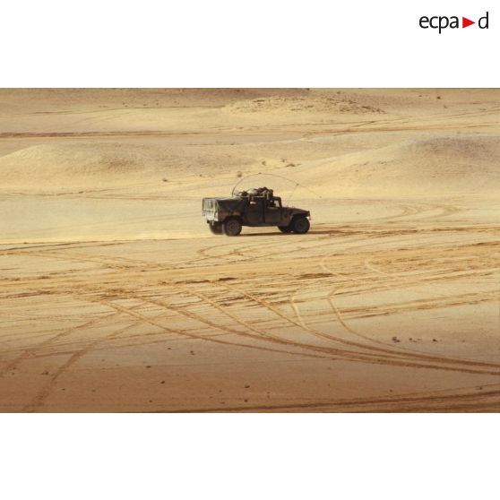 Véhicule Hummer américain dans le désert sur un poste en ZDO (zone de déploiement opérationnel) Olive.