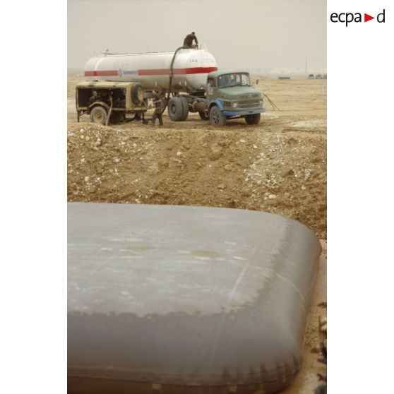 Le SEA (Service des essences des armées) dans les environs de CRK (camp du roi Khaled). Un camion-citerne saoudien ravitaille en carburant l'armée française.