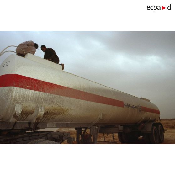 Le SEA (Service des essences des armées) dans les environs de CRK (camp du roi Khaled).
