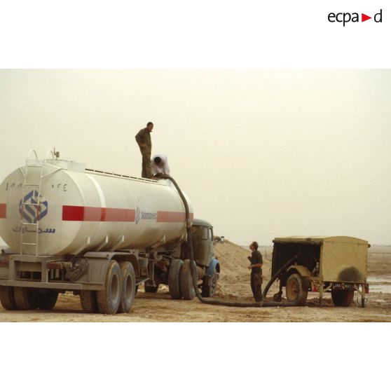 Le SEA (Service des essences des armées) dans les environs de CRK (camp du roi Khaled).