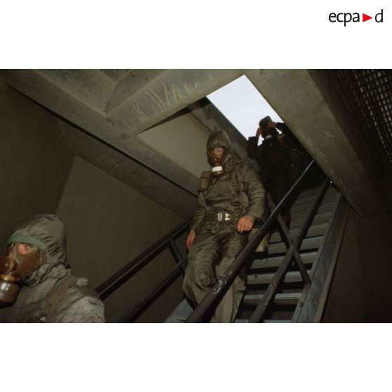 Alerte NBC (risque nucléaire, bactériologique et chimique) au CRK (camp du roi Khaled) : les soldats, revêtus de la tenue S-3P (survêtement de protection à port permanent), descendent dans des abris souterrains.
