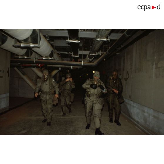 Alerte NBC (risque nucléaire, bactériologique et chimique) au CRK (camp du roi Khaled) : les soldats, revêtus de la tenue S-3P (survêtement de protection à port permanent), sont descendus dans des abris souterrains.