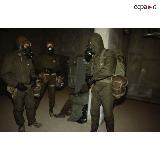 Alerte NBC (risque nucléaire, bactériologique et chimique) au CRK (camp du roi Khaled) : les soldats, revêtus de la tenue S-3P (survêtement de protection à port permanent), sont descendus dans des abris souterrains.
