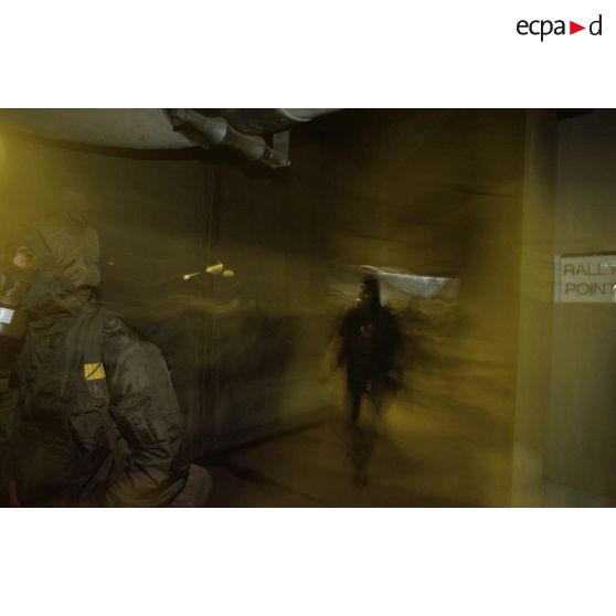 Alerte NBC (risque nucléaire, bactériologique et chimique) au CRK (camp du roi Khaled) : les soldats, revêtus de la tenue S-3P (survêtement de protection à port permanent), sont descendus dans des abris souterrains.