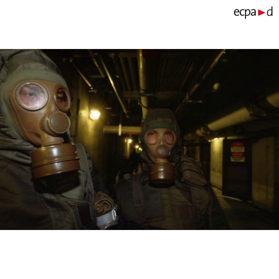Alerte NBC (risque nucléaire, bactériologique et chimique) au CRK (camp du roi Khaled) : les soldats, revêtus de la tenue S-3P (survêtement de protection à port permanent), sont descendus dans des abris souterrains.