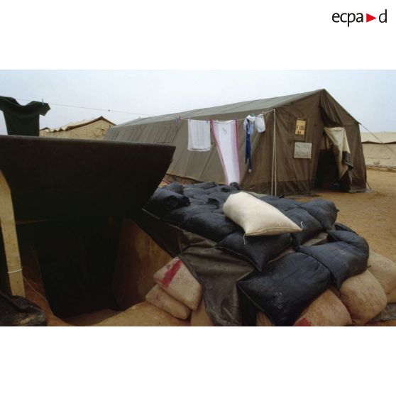 Alerte NBC (risque nucléaire, bactériologique et chimique) au CRK (camp du roi Khaled), entrée d'abri souterrain.