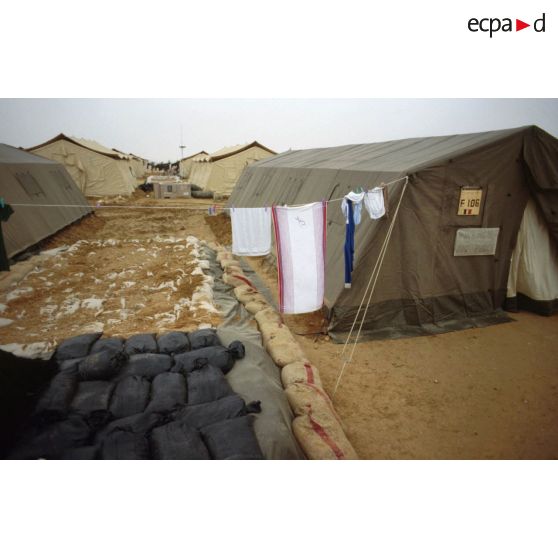 Tente des mécaniciens d'avions de combat Jaguar français dans le camp de la base aérienne américaine de CRK (camp du roi Khaled).