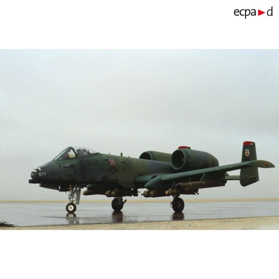 Avion d'appui rapproché Fairchild A-10 Thunderbolt-II et pilote au cockpit sur la piste de la base aérienne américaine de CRK (camp du roi Khaled).