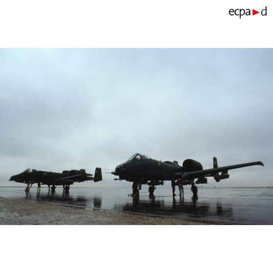 Deux avions d'appui rapproché Fairchild A-10 Thunderbolt-II avec pilotes au cockpit sur la piste de la base aérienne américaine de CRK (camp du roi Khaled). Les mécaniciens enlèvent les flammes.