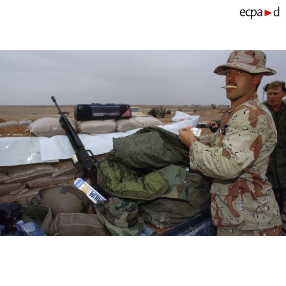 Au campement de la base air américaine de CRK (camp du roi Khaled), un soldat et un mécanicien d'avion d'appui rapproché Fairchild A-10 Thunderbolt-II en pause près d'un poste de guet.