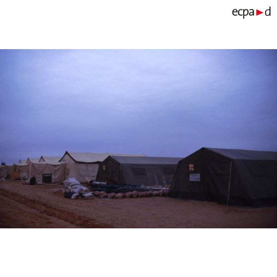 Tentes françaises au campement de la base air américaine de CRK (camp du roi Khaled) le soir.