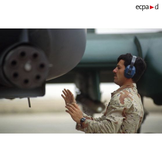 Un mécanicien de piste américain guide un avion d'appui rapproché Fairchild A-10 Thunderbolt-II au roulage sur la piste de la base air américaine de CRK (camp du roi Khaled).