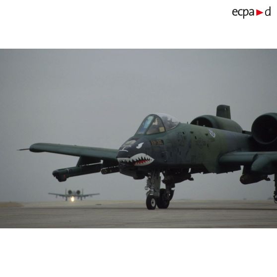 Avions d'appui rapproché Fairchild A-10 Thunderbolt-II au roulage sur la piste de la base air américaine de CRK (camp du roi Khaled).