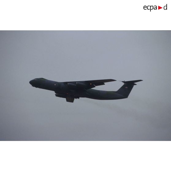 Avion de transport américain Lockheed C-5 Galaxy en vol.