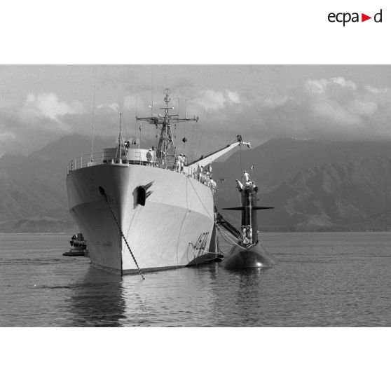 Le sous-marin Rubis à couple du bâtiment de Soutien Logistique Rhône sur le départ dans la baie de Vairao à Tahiti. [Description en cours]