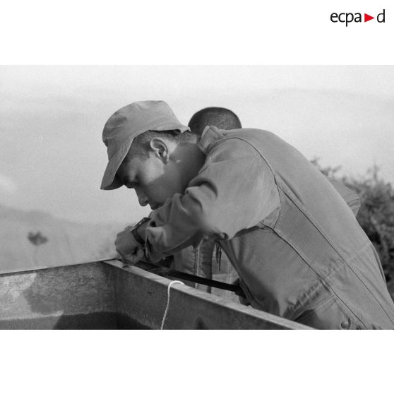 Un soldat du régiment d'infanterie de marine de Polynésie (RIMaP) fixe une structure au campement.[Description]