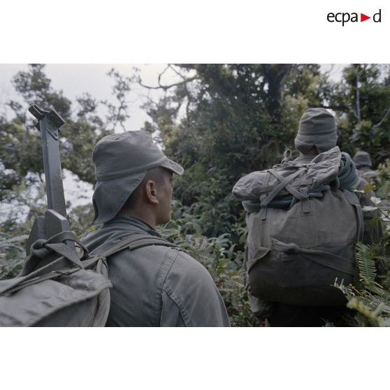 Ouverture d'une piste entre l'Aorai et le Taharaa par la 3e section de la 1ere compagnie du régiment d'infanterie de marine du Pacifique (RIMAP). [Description en cours]