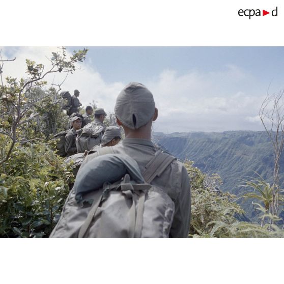 Ouverture d'une piste entre l'Aorai et le Taharaa par la 3e section de la 1ere compagnie du régiment d'infanterie de marine du Pacifique (RIMAP). [Description en cours]