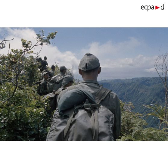 Ouverture d'une piste entre l'Aorai et le Taharaa par la 3e section de la 1ere compagnie du régiment d'infanterie de marine du Pacifique (RIMAP). [Description en cours]