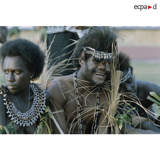 Portraits de participants au Festival des Arts du Pacifique rassemblés dans un stade de Papeete. [Description en cours]