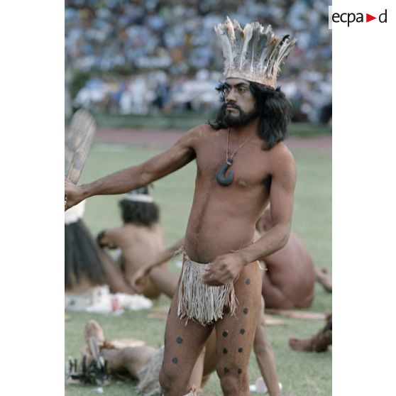 Portrait d'un participant au Festival des Arts du Pacifique dans un stade de Papeete. [Description en cours]