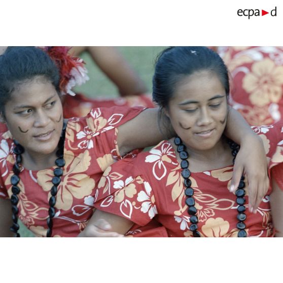 Portraits de participantes au Festival des Arts du Pacifique rassemblés dans un stade de Papeete. [Description en cours]