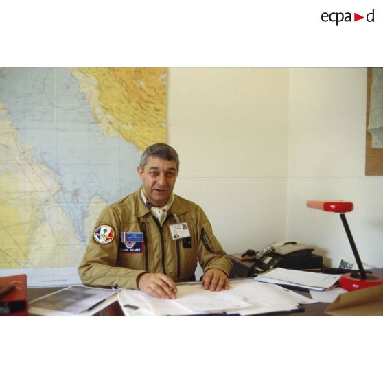 Portrait du général de brigade aérienne Claude Solanet, adjoint Air du général commandant en chef de l'opération Daguet, à son bureau à l'aéroport de Ryad.