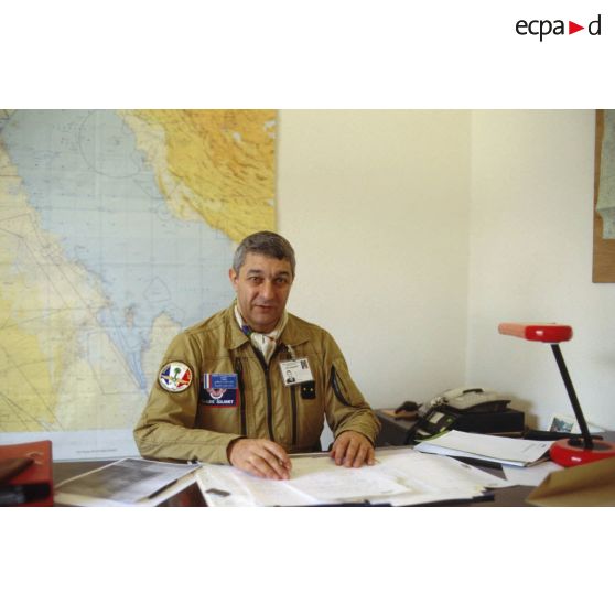 Portrait du général de brigade aérienne Claude Solanet, adjoint Air du général commandant en chef de l'opération Daguet, à son bureau à l'aéroport de Ryad.