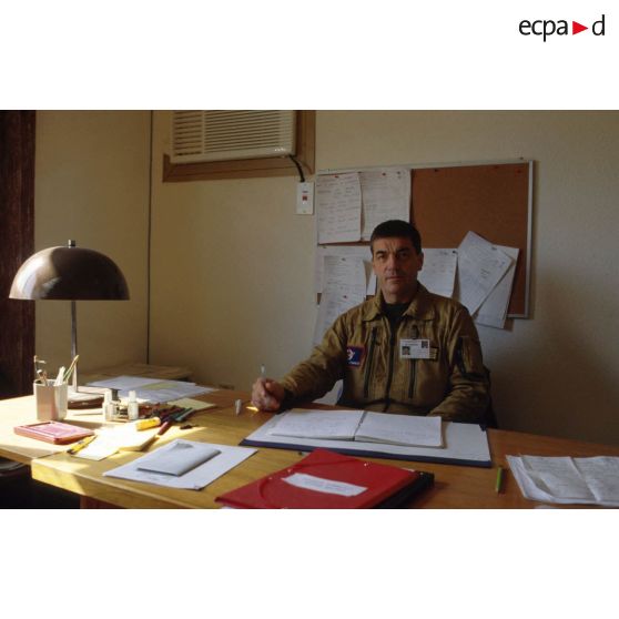 Portrait du colonel Régnault, second de l'adjoint Air du général commandant en chef de l'opération Daguet, à son bureau à l'aéroport de Ryad.
