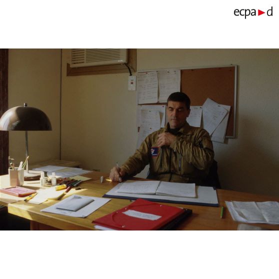 Portrait du colonel Régnault, second de l'adjoint Air du général commandant en chef de l'opération Daguet, à son bureau à l'aéroport de Ryad.