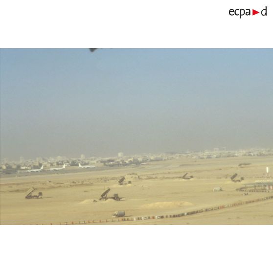 Vue panoramique de l'aéroport de Ryad et de sa défense antiaérienne composée d'unités de tir de missiles MIM-104 Patriot.