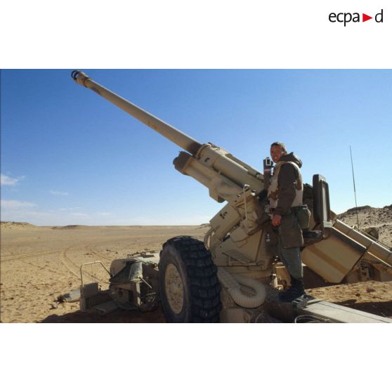Un soldat du 11e RAMa (régiment d'artillerie de marine) se prépare à un exercice de tir au canon de 155 mm TR-F1 en ZDO (zone de déploiement opérationnel) Olive.