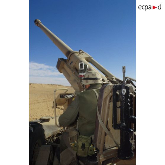 Un soldat du 11e RAMa (régiment d'artillerie de marine) se prépare à un exercice de tir au canon de 155 mm TR-F1 en ZDO (zone de déploiement opérationnel) Olive.