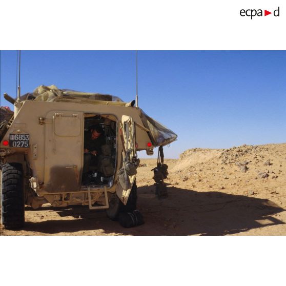 Un soldat au repos écrit son courrier à l'arrière d'un VAB du 11e RAMa (régiment d'artillerie de marine) pendant un exercice en ZDO (zone de déploiement opérationnel) Olive.