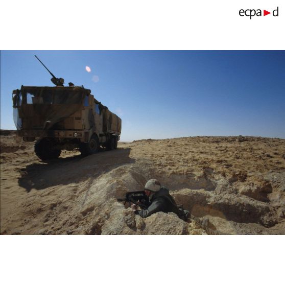 Soldat en position de tireur couché au FAMAS dans un trou de combat lors d'un exercice de tir du 11e RAMa (régiment d'artillerie de marine) en ZDO (zone de déploiement opérationnel) Olive.
