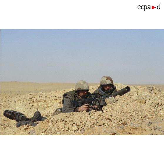 Binôme de soldats en position de tireur couché dans un trou de combat lors d'un exercice de tir du 11e RAMa (régiment d'artillerie de marine) en ZDO (zone de déploiement opérationnel) Olive.