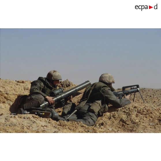 Binôme de soldats en position de tireur couché dans un trou de combat lors d'un exercice de tir du 11e RAMa (régiment d'artillerie de marine) en ZDO (zone de déploiement opérationnel) Olive.