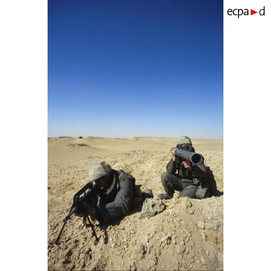 Binôme de soldats dans un trou de combat lors d'un exercice de tir du 11e RAMa (régiment d'artillerie de marine) en ZDO (zone de déploiement opérationnel) Olive.