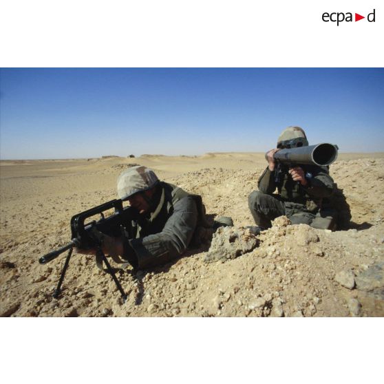 Binôme de soldats dans un trou de combat lors d'un exercice de tir du 11e RAMa (régiment d'artillerie de marine) en ZDO (zone de déploiement opérationnel) Olive.