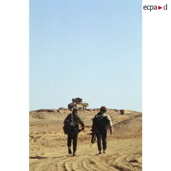 Mise en place d'une unité de tir de missiles Crotale d'un détachement de l'armée de l'Air sur un véhicule spécifique Hotchkiss P-4 R en ZDO (zone de déploiement opérationnel) Olive.